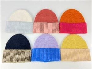 Twee kleuren gebreide mutsen